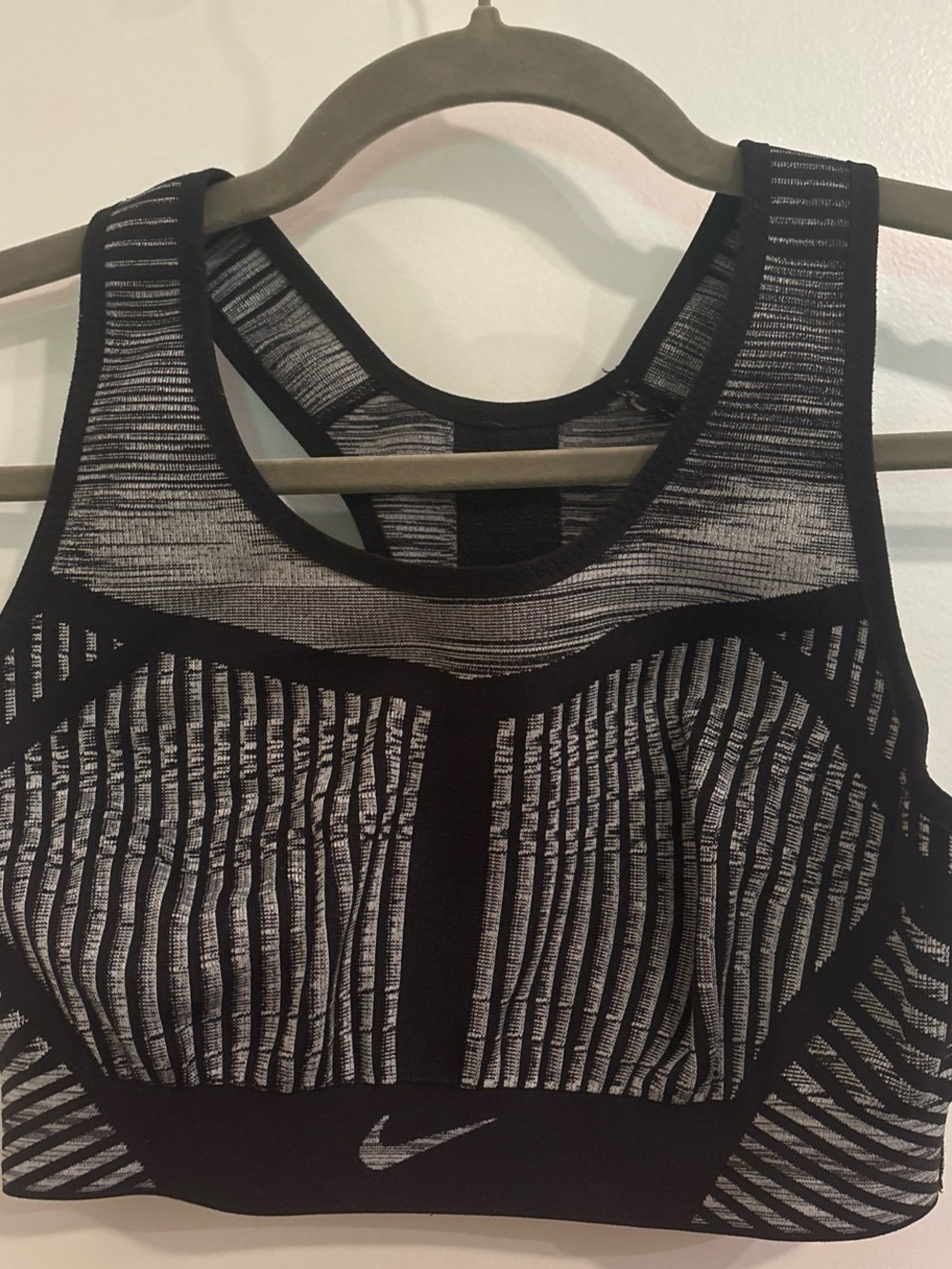 Nike Black and Gray Patterned Seamless Sports Bra